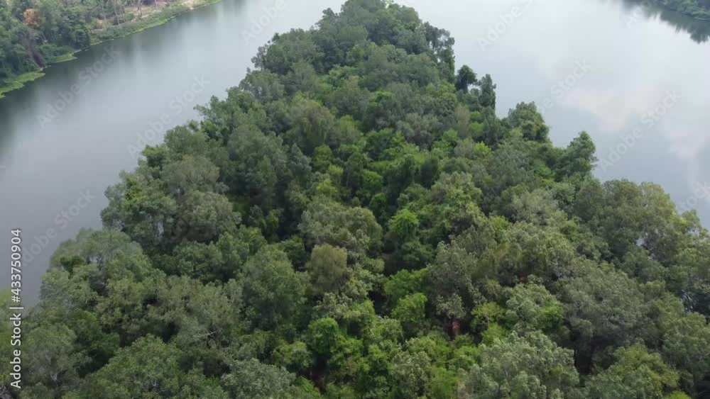 Island in the middle of the Mun River , Koh Wat Don That is located in Ubon Ratchathani Province, Thailand. Island in the middle of the Mun River , Koh Wat Don That is located in Ubon Ratchathani Province, Thailand.
