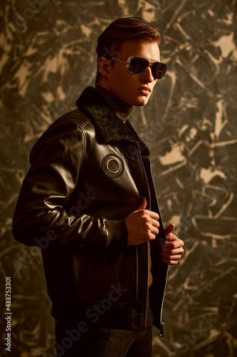 Photographie pilot in leather jacket