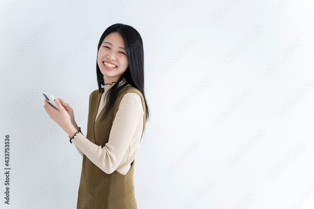 携帯電話を使う女性 携帯電話を使う女性