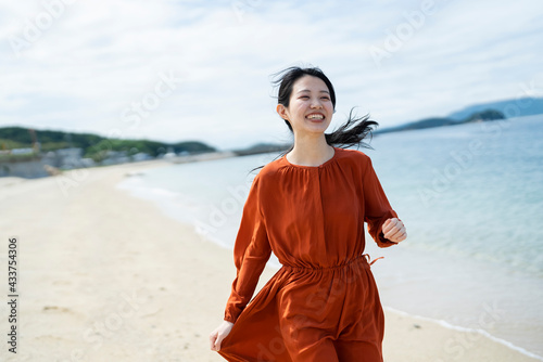 海にいる女性