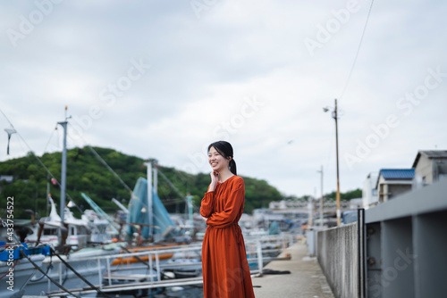 港町の漁港にいる女性 © peach100