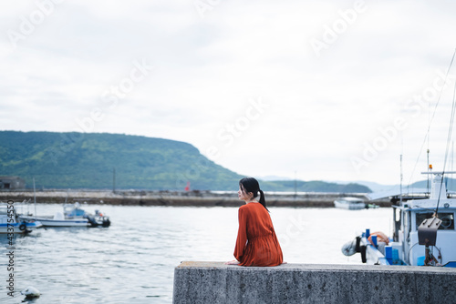 港町の漁港にいる女性 © peach100