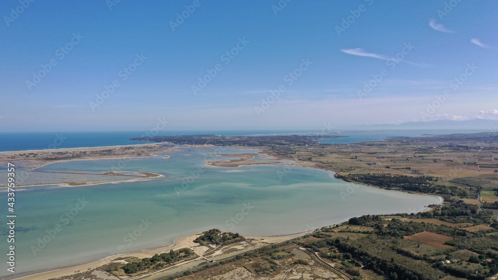 Paysage d’étangs et de vignes dans le sud de la France Paysage d’étangs et de vignes dans le sud de la France