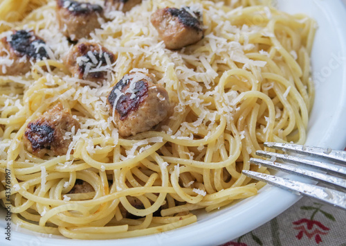 Spaghetti mit angebratener Salsiccia und geriebenem Parmesankäse, Länderküche Italien photo