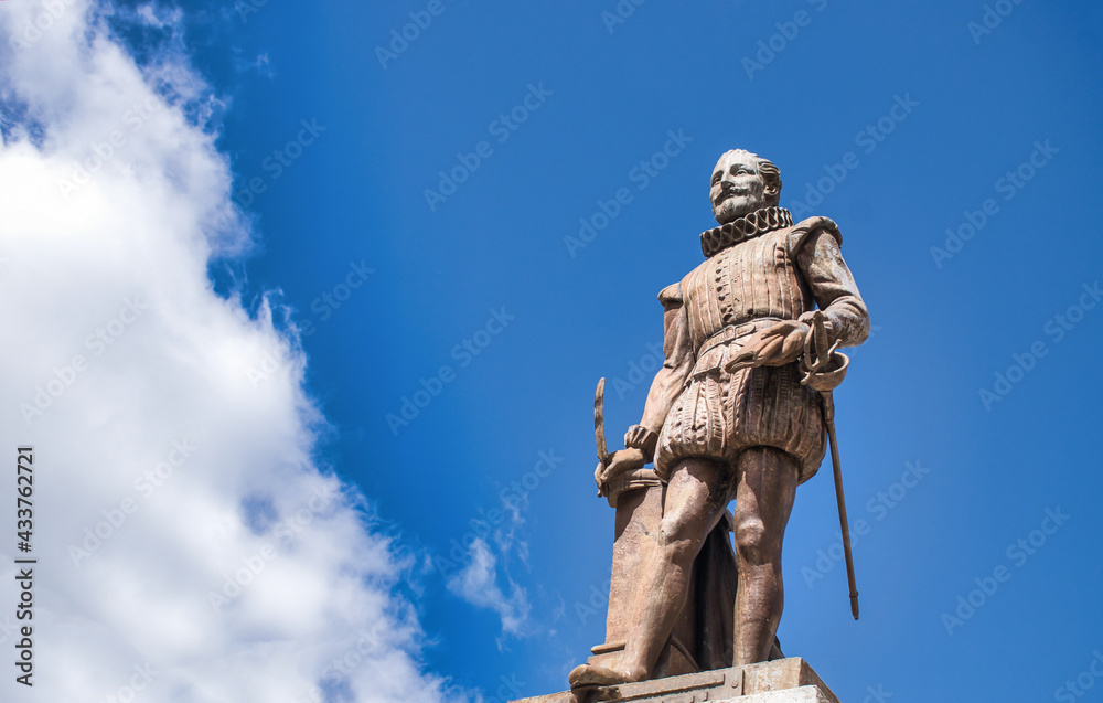 Estatua en bronce homenaje al ilustre escritor, poeta, dramaturgo y soldado Miguel de Cervantes Saavedra en la ciudad de Valladolid, España