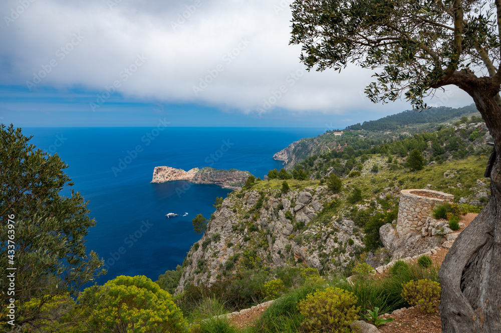 Fototapeta premium Die Nordküste von Mallorca bei Son Mariog / Miramar