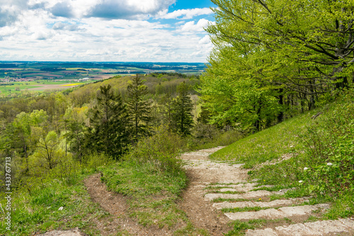Auf dem Hesselberg gibt es zahlreiche Wanderwege. Sie führen durch Wälder und über freie Flächen, von denen Wanderer das Panorama der fränkischen Landschaft genießen können.