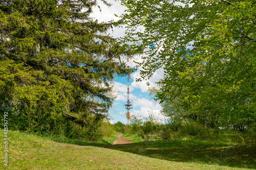 Blick auf den Funkturm auf dem Hesselberg in Bayern. Der Funkturm ist das Wahrzeichen des Berges in Mittelfranken.