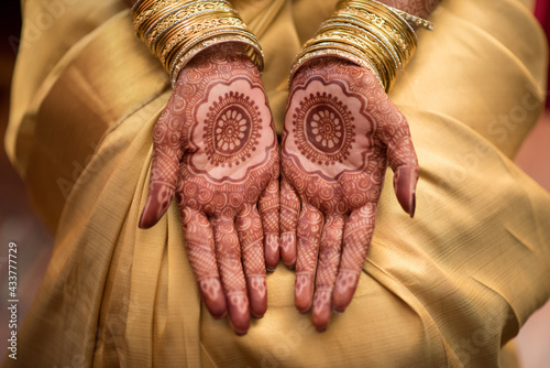 Fotografía Female hands showing henna tattoos