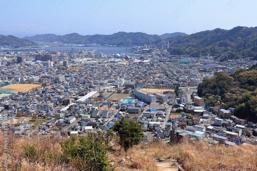 Obraz premium 皿ヶ峰 登山道から市街地を望む 春 (高知県 高知市 2021)