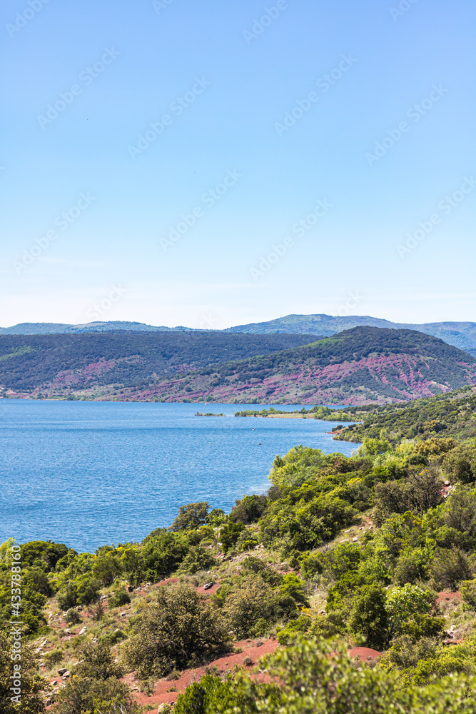 Paysage du Lac du Salagou (Occitanie, France)