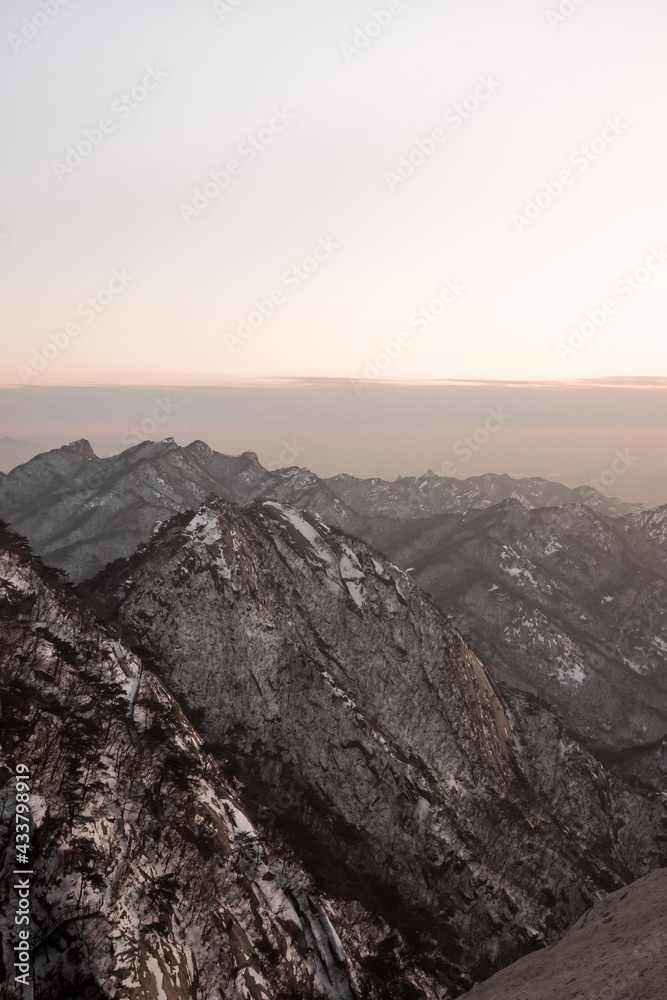 Obraz premium Snowy Mount Bukhansan of Seoul, South Korea during winter 