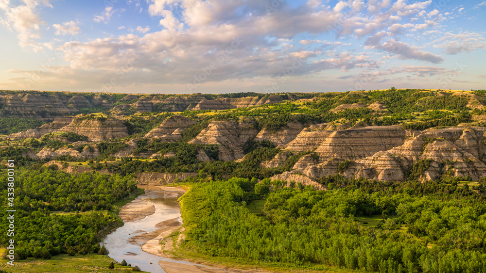 Foto de River Bend Overlook view of the cliffs along the Little