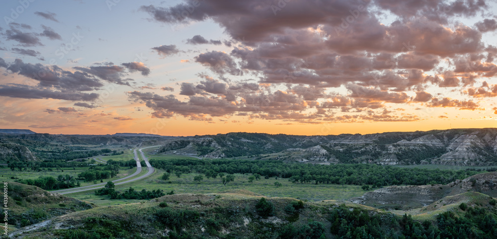 Fototapeta premium Sunset at Skyline Vista Overlook of the Little Missouri River in the Theodore Roosevelt National Park - South Unit - near Medora, North Dakota