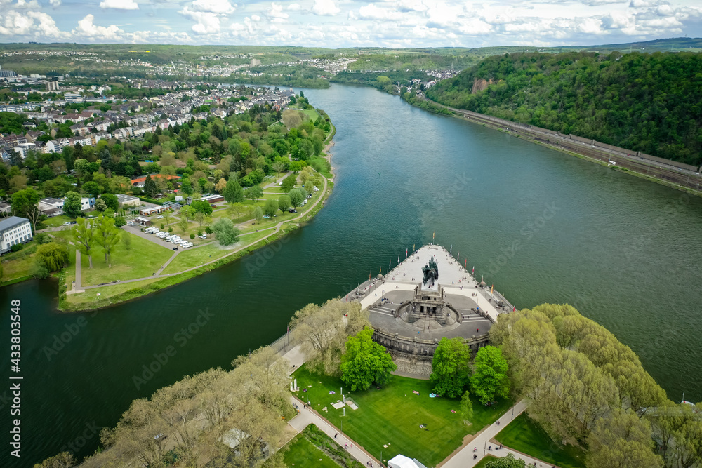 Fototapeta premium Deutsches Eck Koblenz Mosel fließt in den Rhein hinein - co2 frei umweltabgabe klimaneutral luftaufnahme