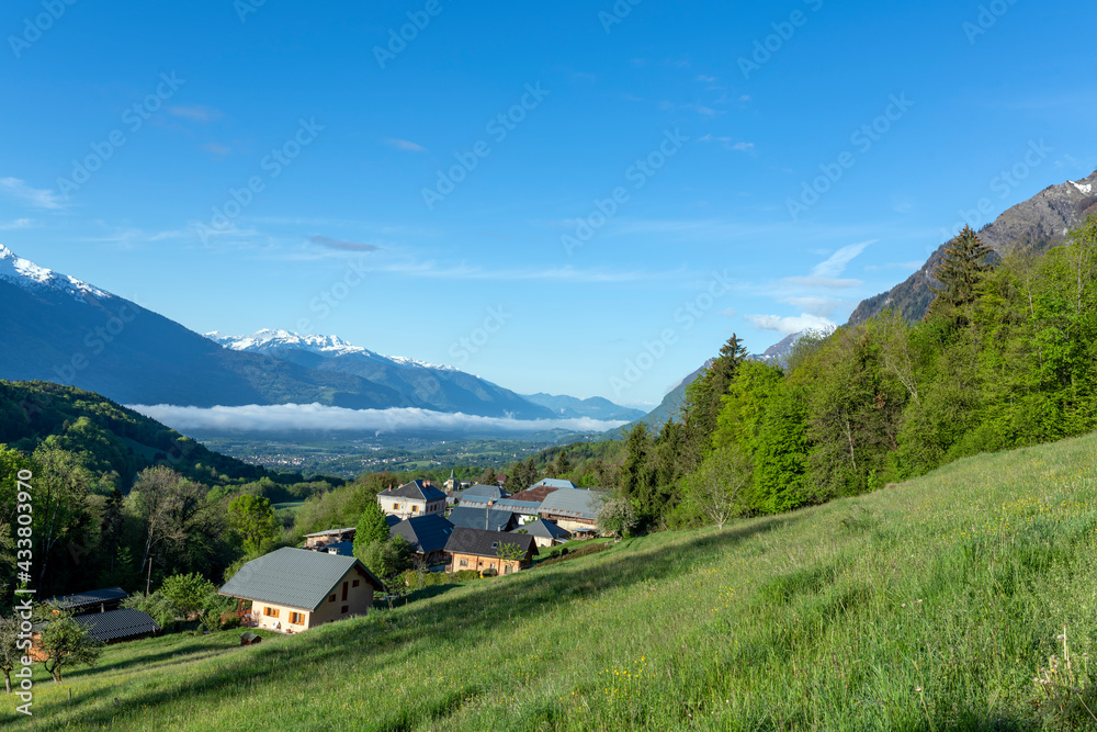 Paysage du Parc Naturel Régional des Bauges en Savoie en France dans les montagnes des Alpes