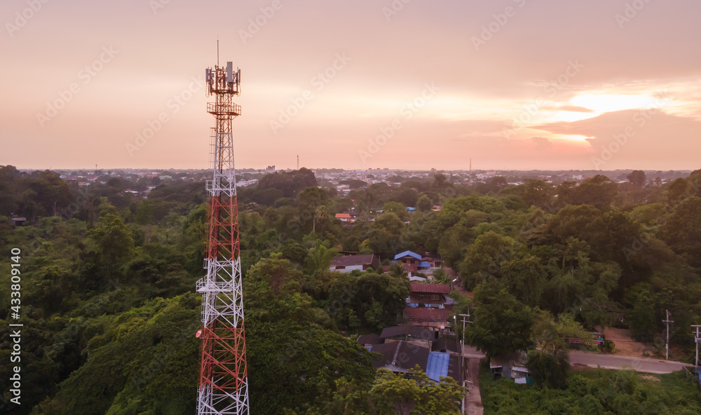 Obraz premium Antenna transmitting internet at Thailand in the evening, beautiful sky.