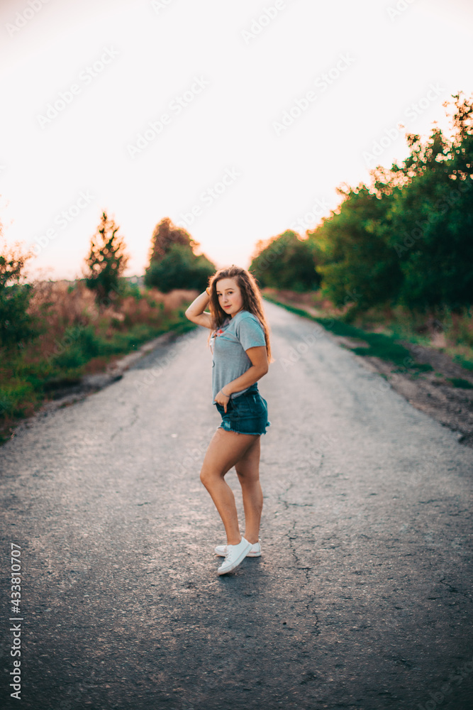 Belle fille au coucher du soleil Belle fille au coucher du soleil