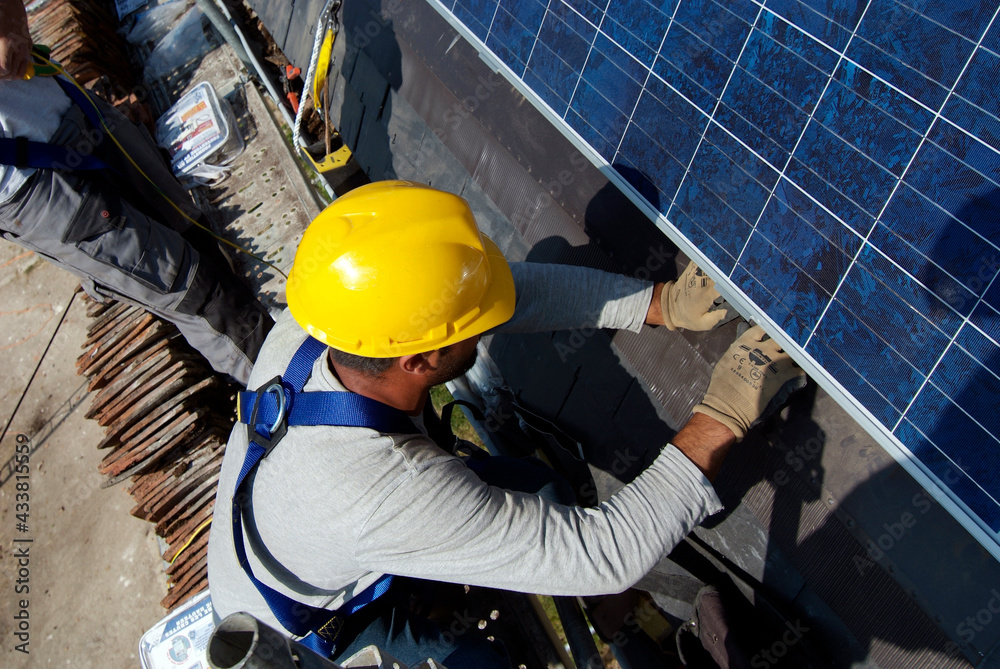 Fototapeta premium poseur panneaux solaires