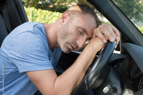 Foto tired man sleeping while driving car