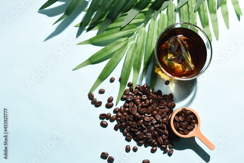 ボタニカルなアイスコーヒーとコーヒー豆