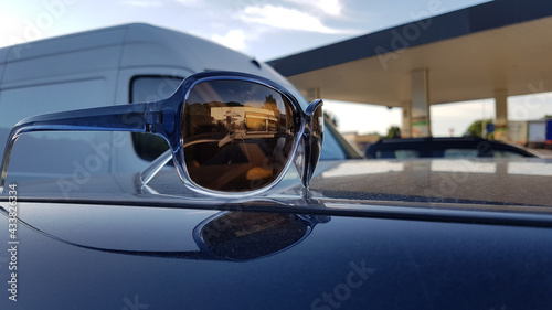 bonita gafa de sol encima de un coche que esta aparcado en una gasolinera  © templario2004