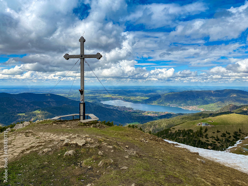 Urlaub in Oberbayern: Wandern auf den Hirschberg am Tegernsee von Scharling aus - Gipfelkreuz mit Panoramablick