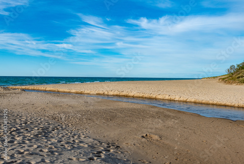 Fototapeta Naklejka Na Ścianę i Meble -  Beachfront along Lake Michigan in Indiana Dunes State Park