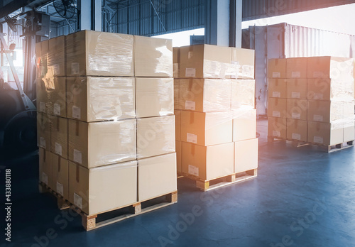 Фотография Packaging Boxes Wrapped Plastic Shipping Warehouse