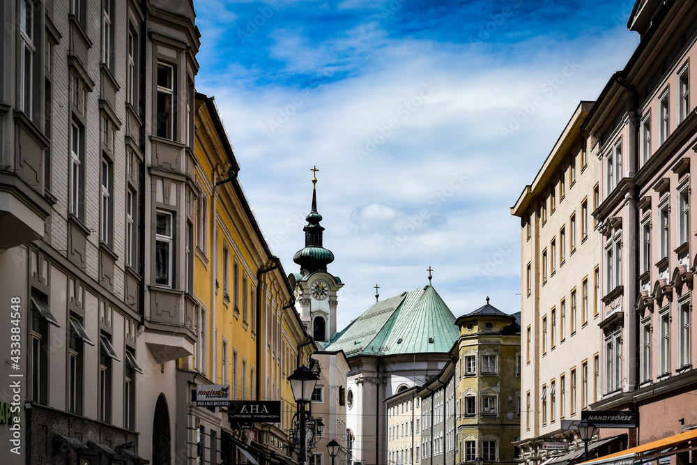 Naklejka premium ザルツブルク市内、旧市街と新市街を散策する