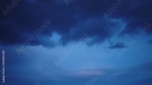 Time lapse nuvole la sera grigie e buie  photo