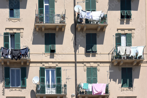 Obraz na plátně panni stesi in un antico edificio