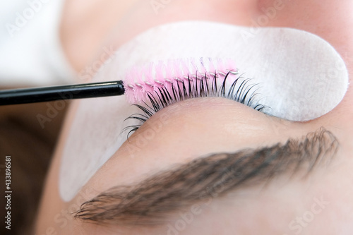 Quadro su tela Young woman doing eyelash lamination procedure