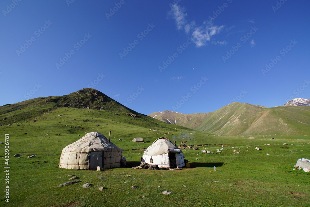 キルギス・コチコル村の付近のユルト