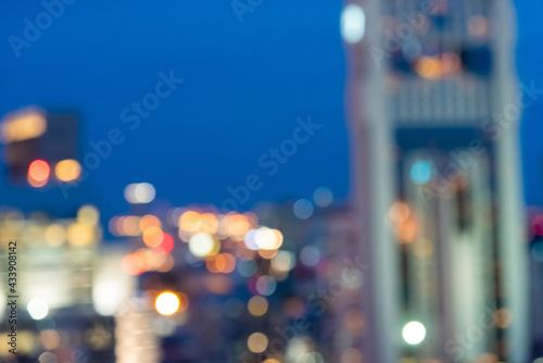 Foto Abstract urban night light bokeh defocused of city and the office building