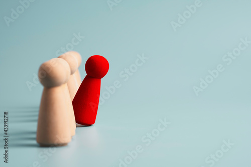 Quadro em tela Red wooden figure stepped out of line to leading with each other figure and show different thinking ideas
