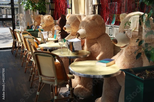 Plusieurs nounours (ours en peluche) assis à la terrasse d'un café / restaurant / brasserie à Paris, fermé pendant le confinement (lockdown) dû à la pandémie de covid 19 – avril 2021 (France)