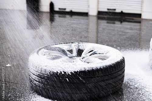 Obraz na płótnie Cleaning car wheel and tire with active foam and pressure washer w salonie