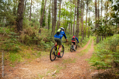 seniors mountain biking in a beautiful forest © Image'in