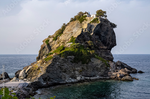 Fotografía Featured in the hit film musical 'Mama Mia', the chapel of St John the Baptist sits dramatically on the top of a finger of rock off the island of Skopelos in the Aegean sea in Greece