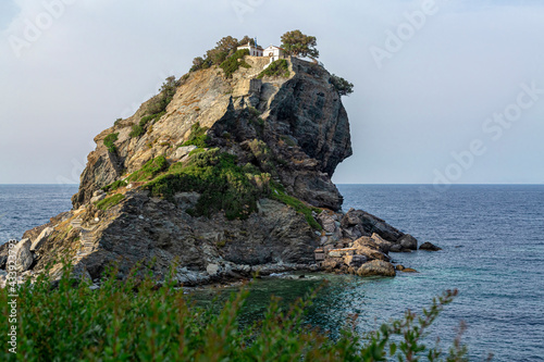 Foto Featured in the hit film musical 'Mama Mia', the chapel of St John the Baptist sits dramatically on the top of a finger of rock off the island of Skopelos in the Aegean sea in Greece