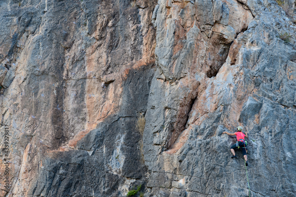 Gente practicando la escalada en una pared de roca, cerca de la población de Jérica, en la provincia de Castellón. Comunidad Valenciana. España. Europa Gente practicando la escalada en una pared de roca, cerca de la población de Jérica, en la provincia de Castellón. Comunidad Valenciana. España. Europa