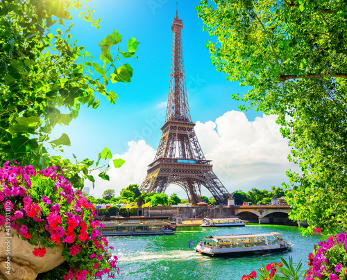 Blossom in Paris © Givaga