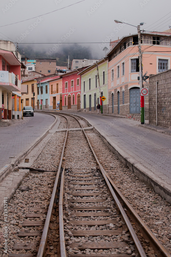 Vías de tren en una ciudad antigua de Ecuador