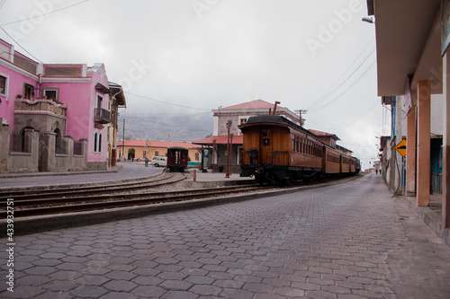 Vagones de un ferrocarril en una ciudad antigua de Ecuador