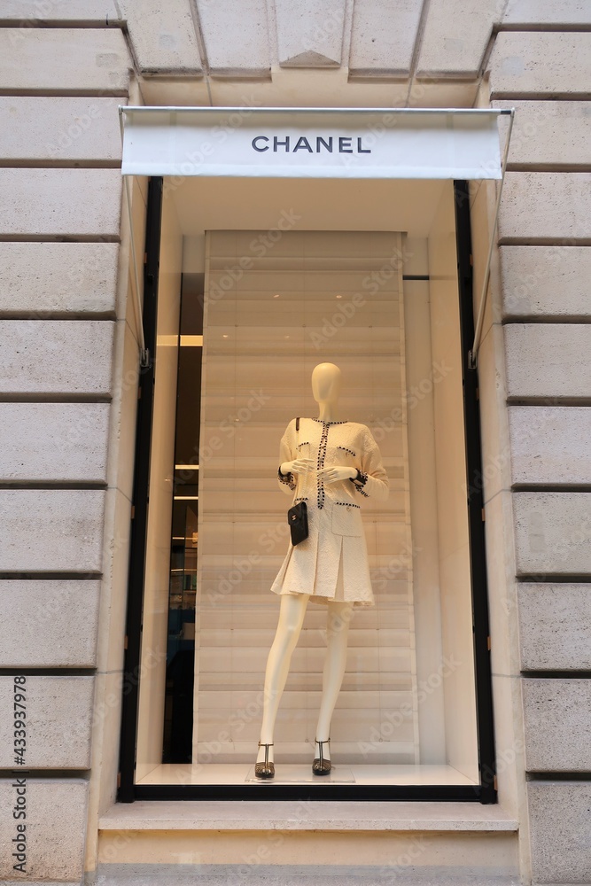 Mannequin de femme en robe blanche courte dans la vitrine d'une boutique de  mode de
