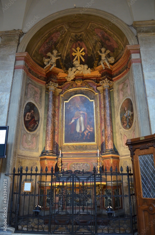 Obraz premium interior of the Catholic cathedral of Saint John the Baptist in Turin where the Shroud of Turin is stored