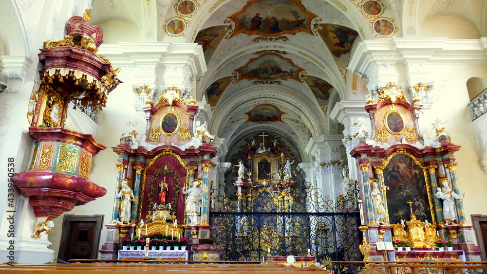Inneres der Barockkirche in St. Peter im Schwarzwald verziert mit Gold und Marmor