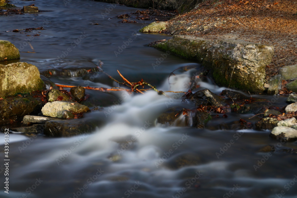 Bach mit sanftem Wasser Bach mit sanftem Wasser