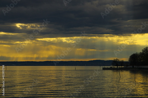 Sonne bei regenerischem Himmel